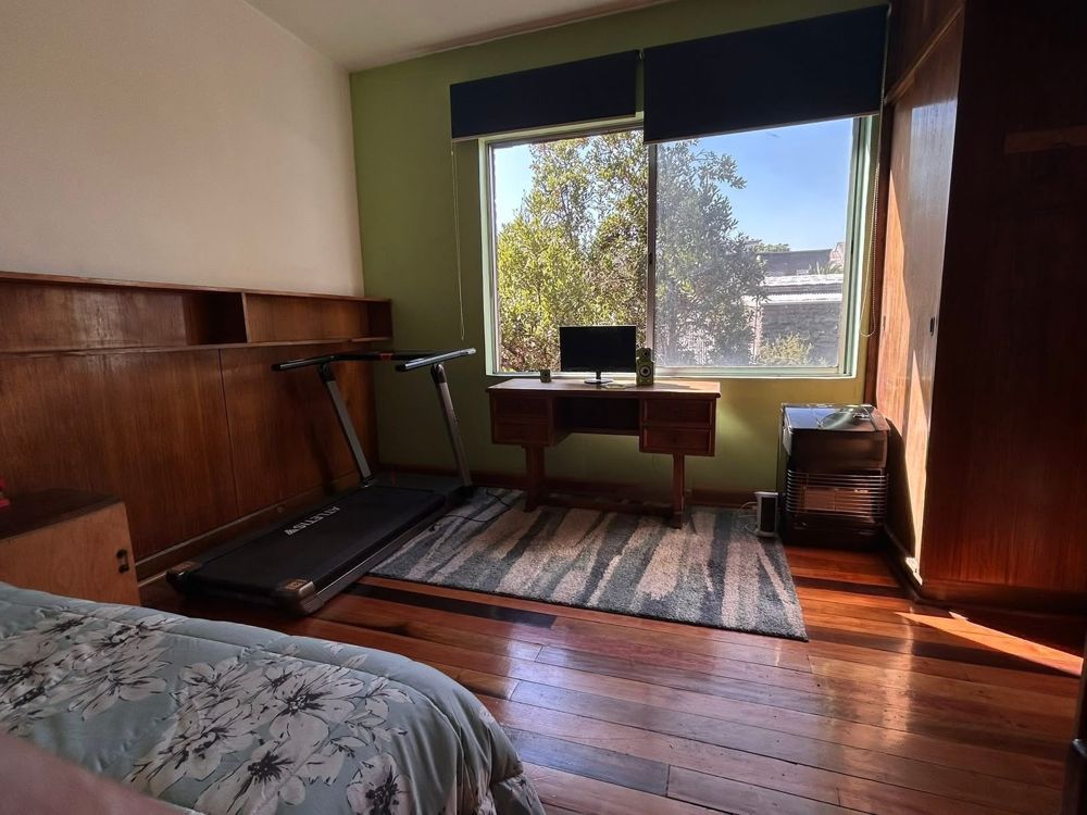 Amplia habitación amueblada en departamento de 140 mt2, ambiente tranquilo y ordenado con buenos espacios comunes, central cercano al metro y buen transporte publico en Santiago — Busco Roomie