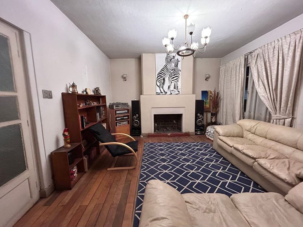 Amplia habitación amueblada en departamento de 140 mt2, ambiente tranquilo y ordenado con buenos espacios comunes, central cercano al metro y buen transporte publico en Santiago — Busco Roomie