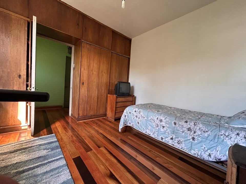 Amplia habitación amueblada en departamento de 140 mt2, ambiente tranquilo y ordenado con buenos espacios comunes, central cercano al metro y buen transporte publico en Santiago — Busco Roomie