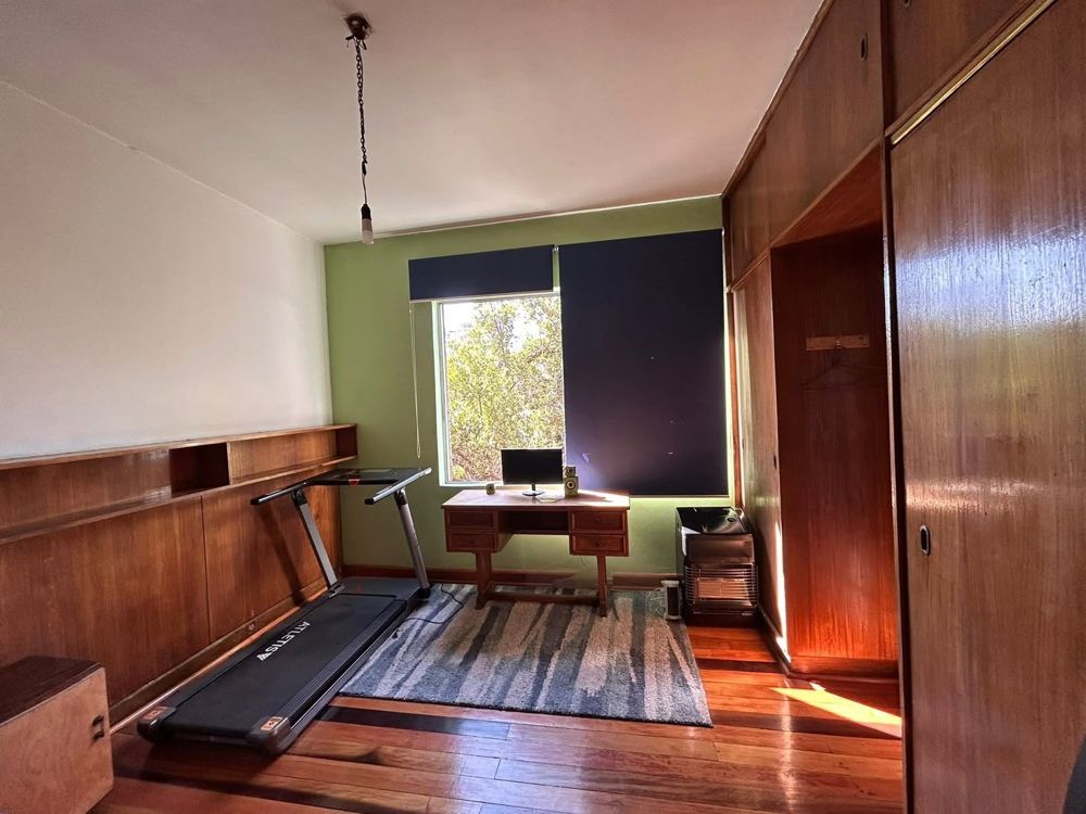 Amplia habitación amueblada en departamento de 140 mt2, ambiente tranquilo y ordenado con buenos espacios comunes, central cercano al metro y buen transporte publico en Santiago — Busco Roomie