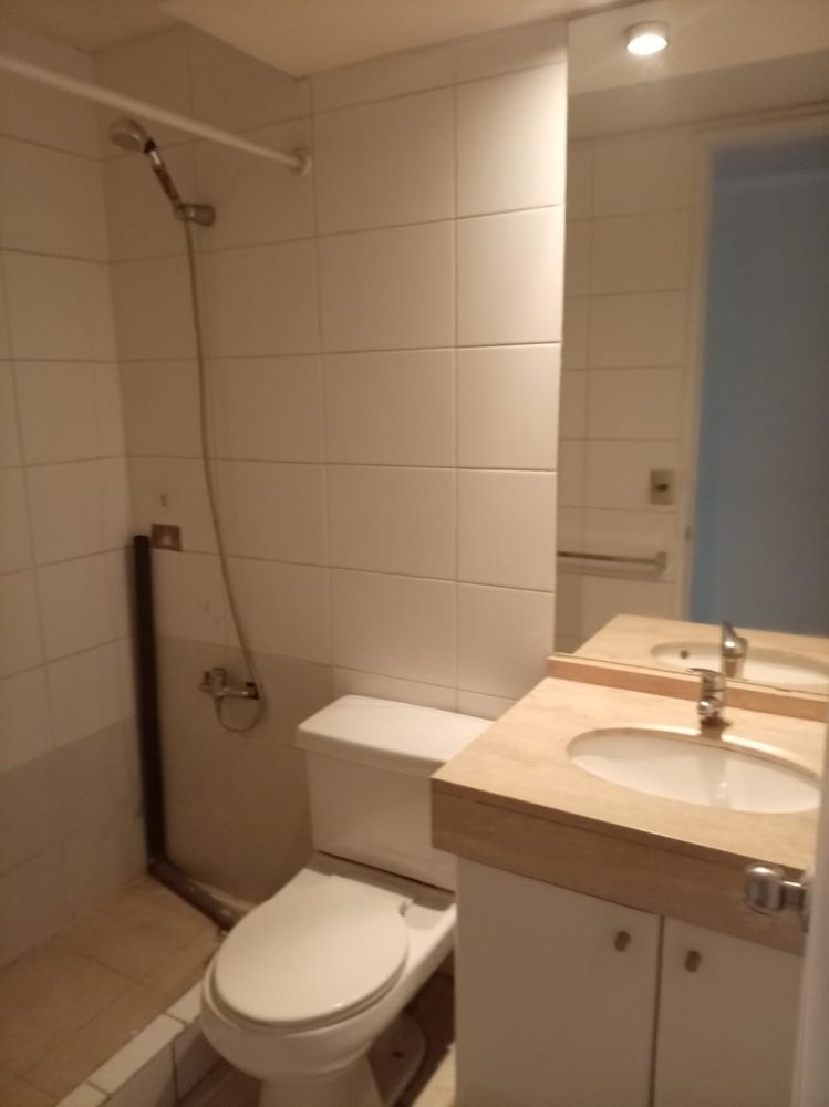 Hombre comparte departamento frente metro parque almagro en Santiago — Busco Roomie