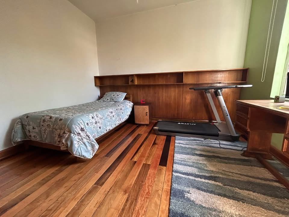 Amplia habitación amueblada en departamento de 140 mt2, ambiente tranquilo y ordenado con buenos espacios comunes, central cercano al metro y buen transporte publico en Santiago