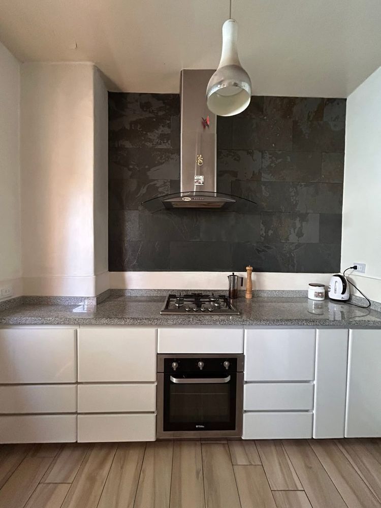Amplia habitación amueblada en departamento de 140 mt2, ambiente tranquilo y ordenado con buenos espacios comunes, central cercano al metro y buen transporte publico en Santiago — Busco Roomie