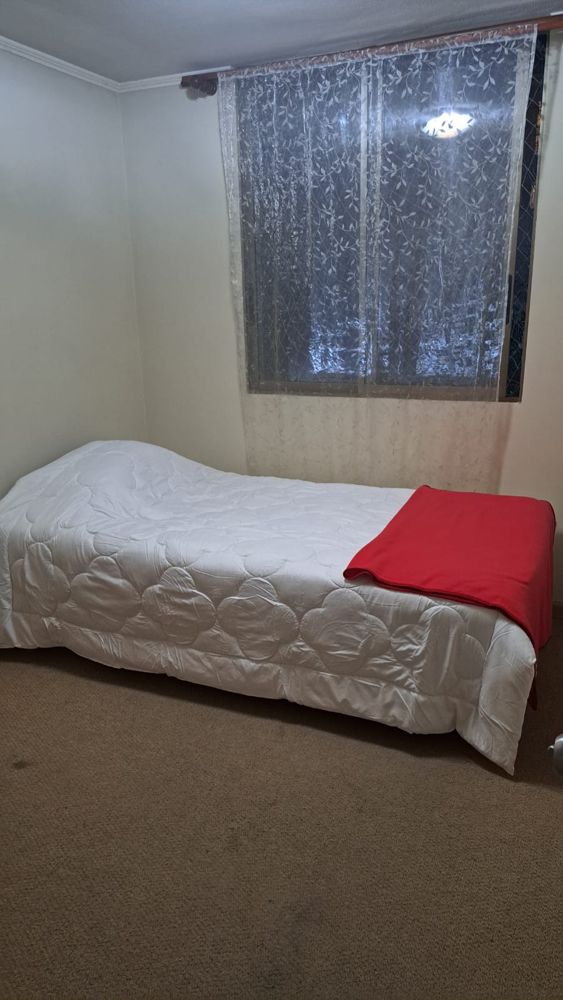Hombre comparte departamento frente metro parque almagro en Santiago